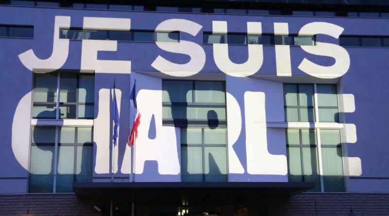 Schriftzug "Je suis Charlie" in weiß auf blau auf der französischen Botschaft in Berlin