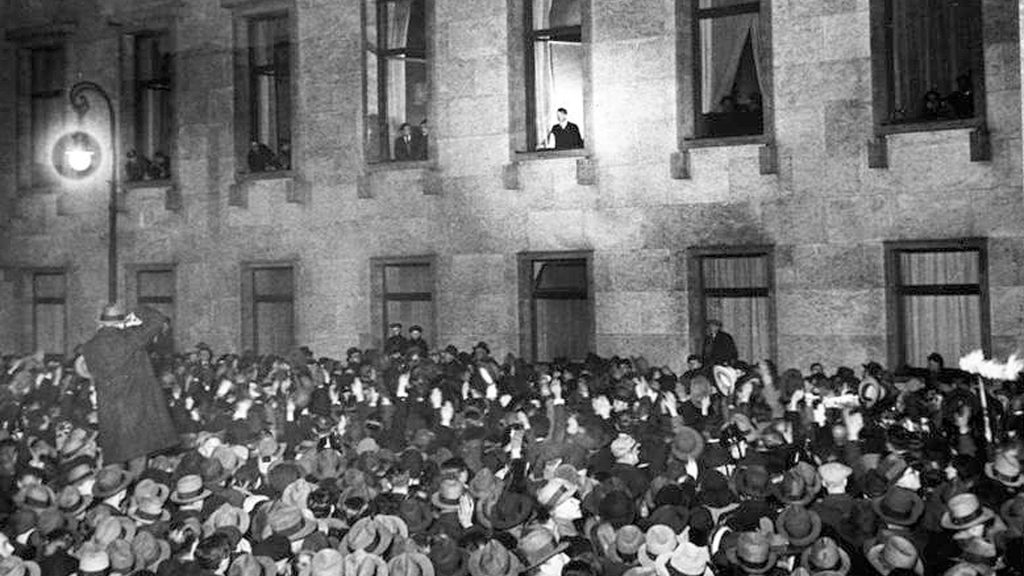Schwarz-weiß Foto, Menge jubelt Hitler zu