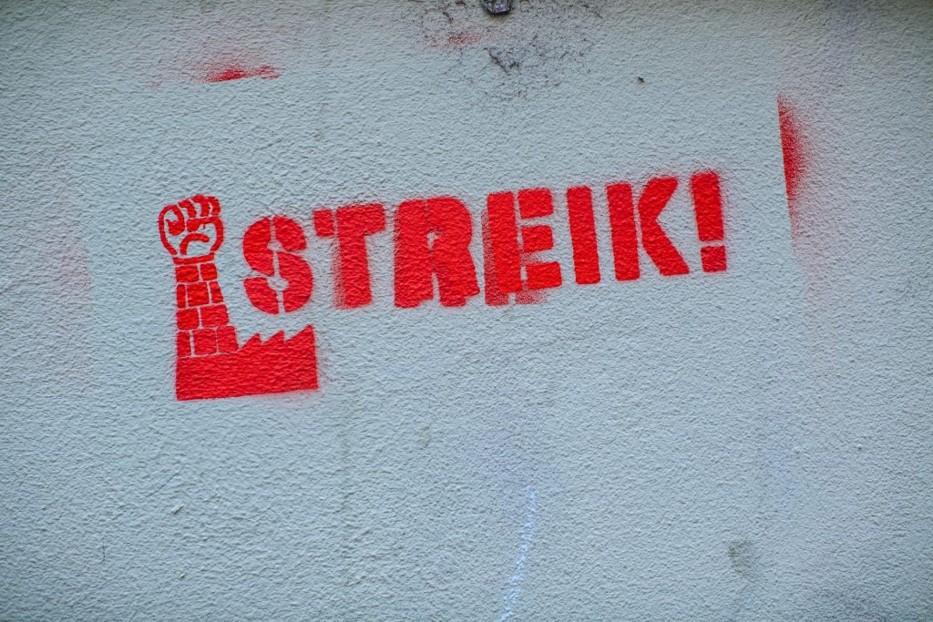 Weiß-graue Wand mit rotem Schriftzug "STREIK!"