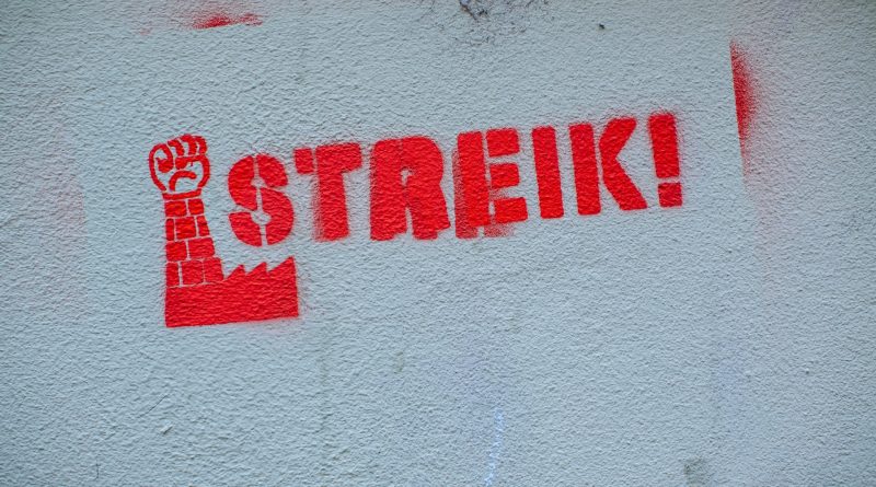Weiß-graue Wand mit rotem Schriftzug "STREIK!"