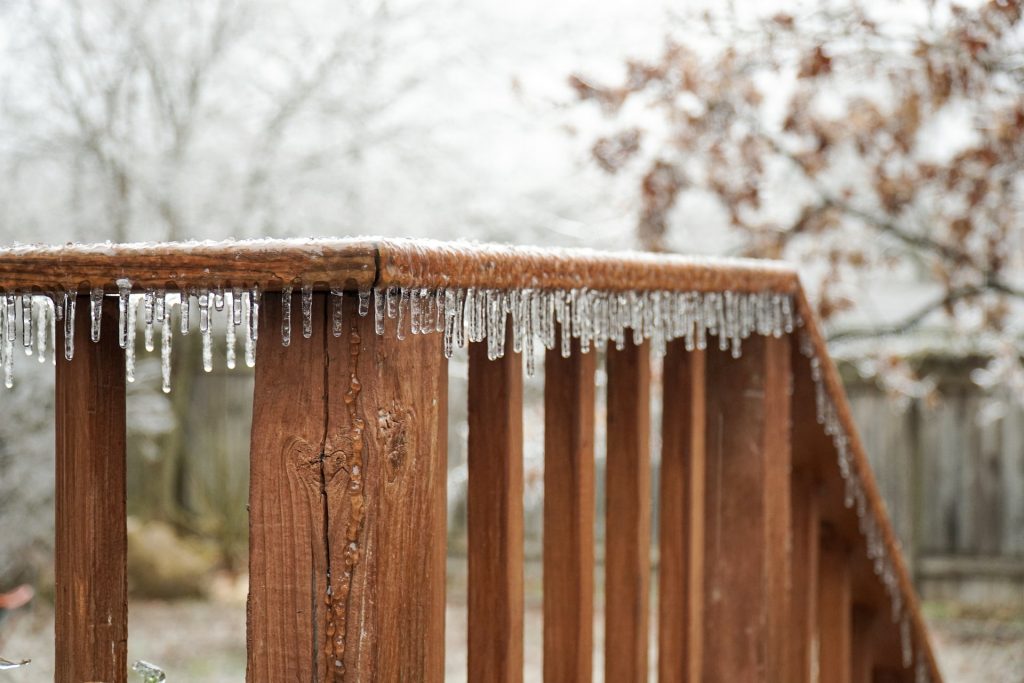Eiszapfen hängen von einem Geländer in Texas, USA (2021)