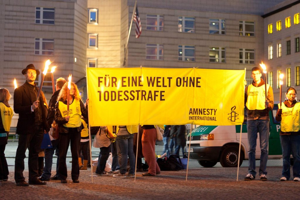 Demo von Amnesty International, Plakat: Für eine Welt ohne Todesstrafe