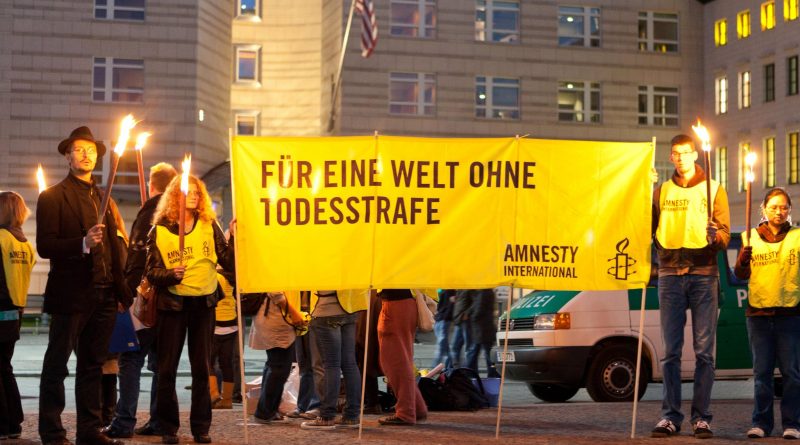Demo von Amnesty International, Plakat: Für eine Welt ohne Todesstrafe