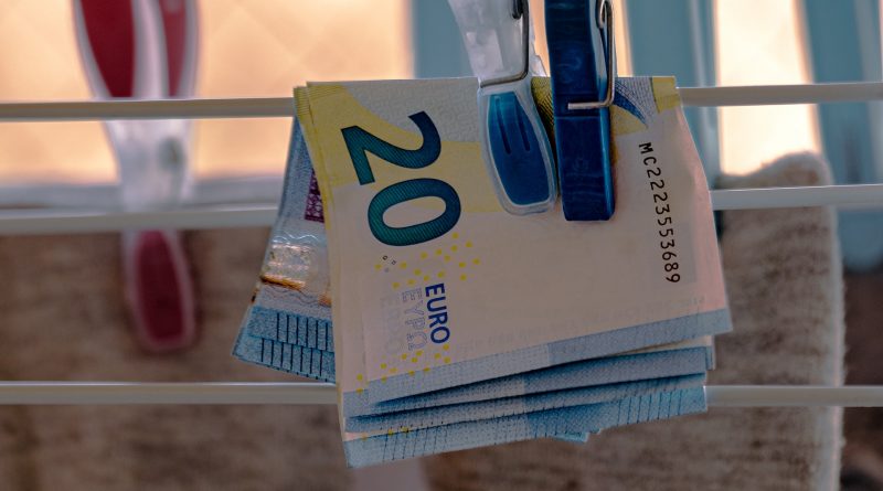 20 Euro Scheine hängen an einer Wäscheleine