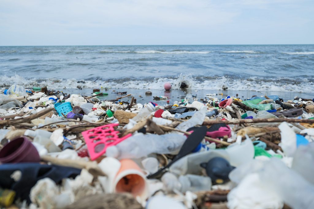 Plastikmüll an einem Strand in Honduras
