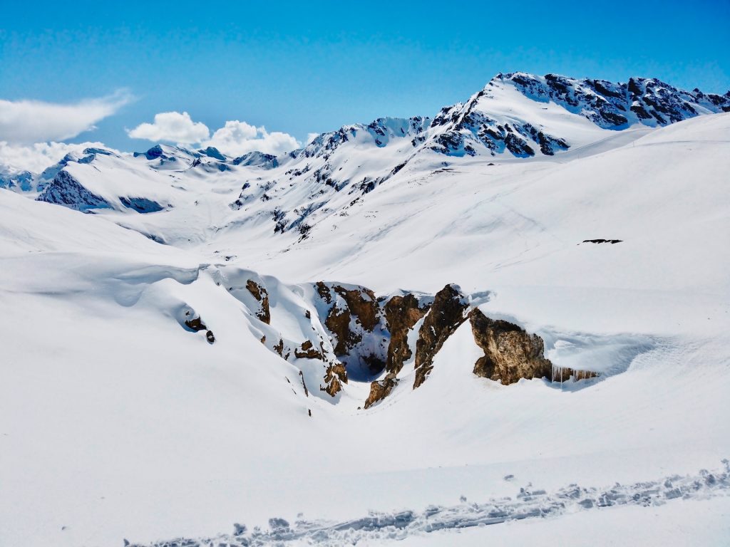 Schneebedeckte Berge, blauer Himmel
