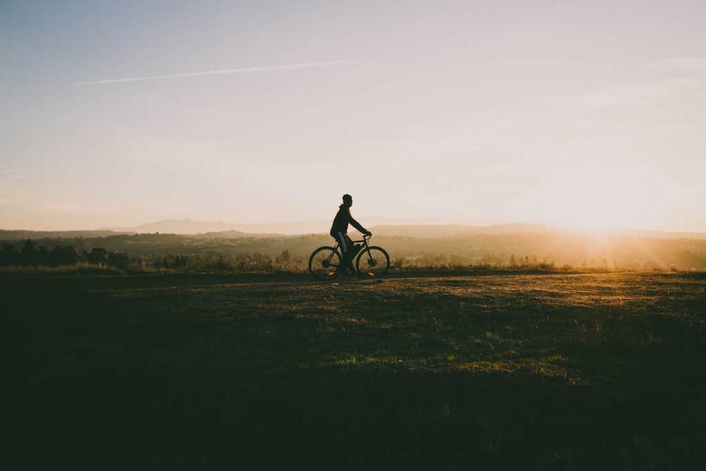 Radfahrende Person im Sonneruntergang