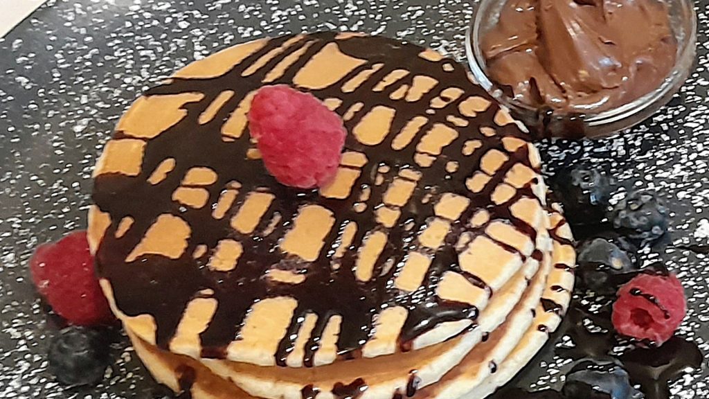 Pancakes mit Schokosoße und Früchten
