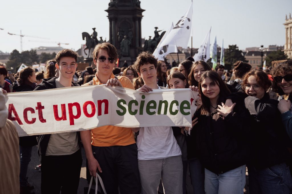 Jugendliche mit Demo-Transparent: "Act upon science"