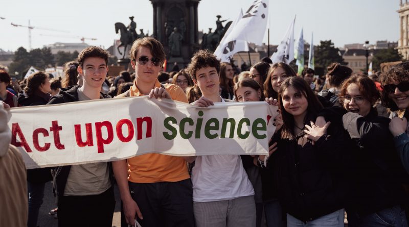 Jugendliche mit Demo-Transparent: "Act upon science"