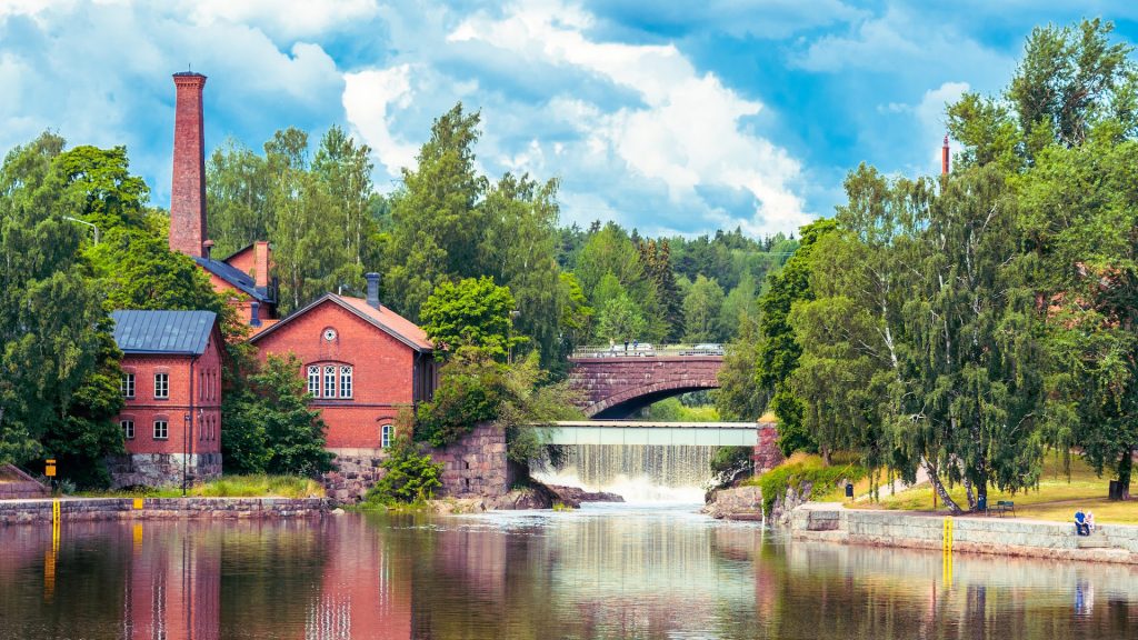 Häuser an einem See in Finnland