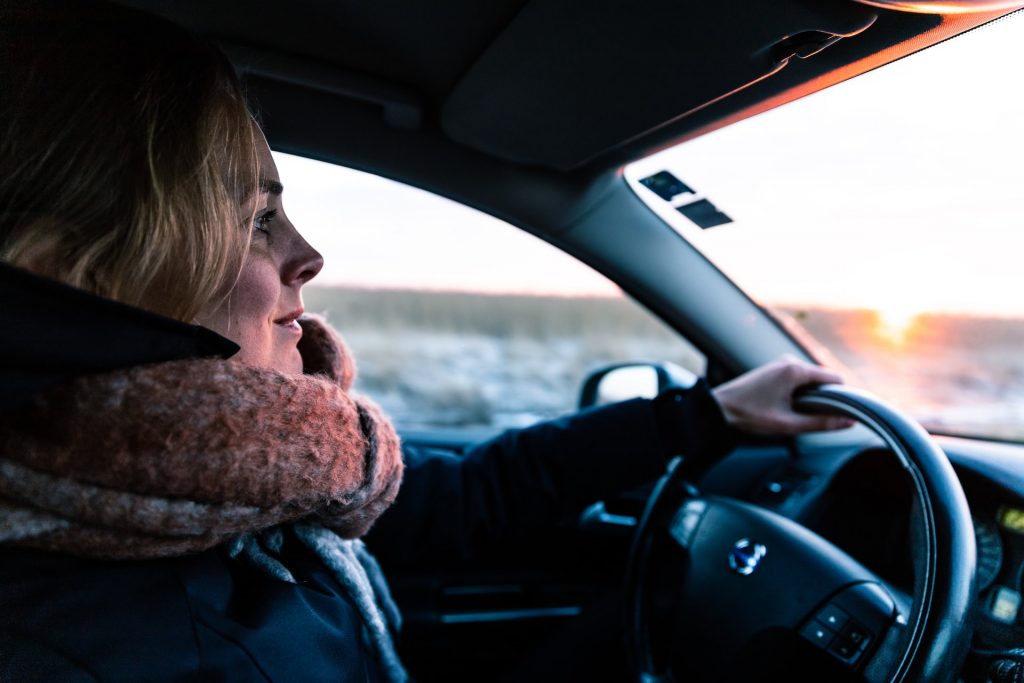Frau am Steuer eines Autos
