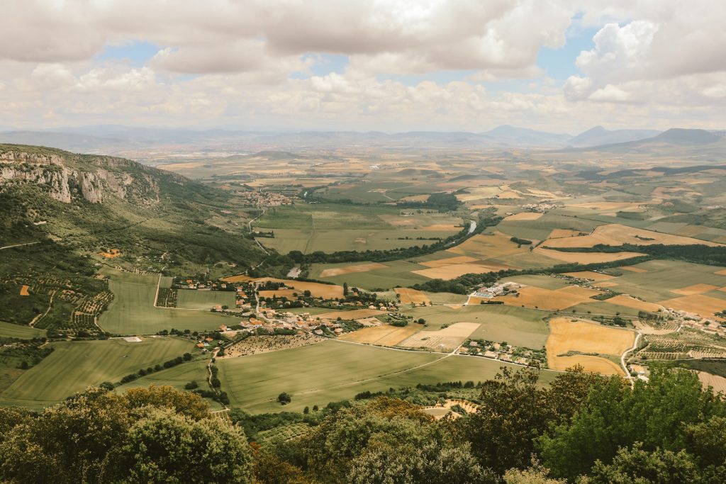 Blick über Häuser und Felder in Pamplona, Spanien