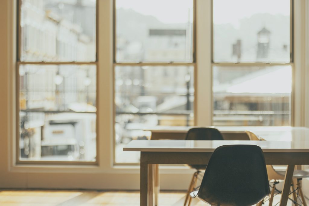 Leerer Tisch in einem Büro