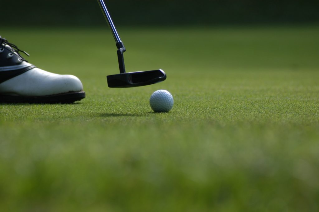 Nahaufnahme eines Golfballes, der von einem Schläger gespielt wird