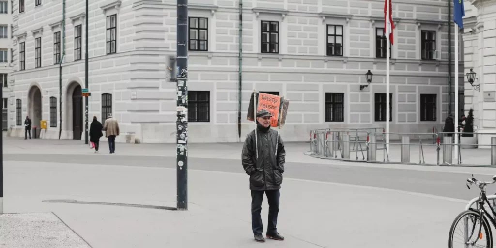 Pensionist mit Demoschild auf dem Ballhausplatz