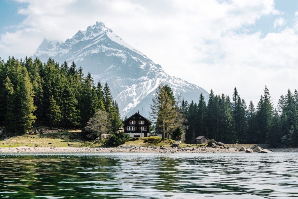 Haus in den Bergen am See