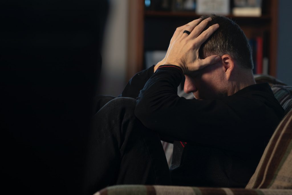 Mann schlägt die Hände über dem Kopf zusammen