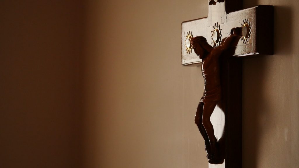 Jesus am Kreuz an der Wand