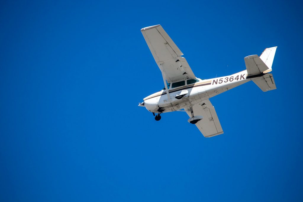 Kleiner Flieger, blauer Himmel