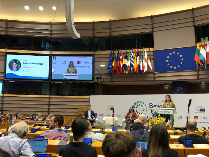 Prof. Julia Steinberger bei einer Rede im EU-Parlament