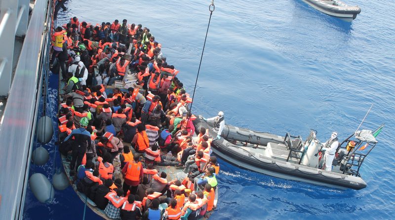 Während der von Frontex geführten Operation Triton im südlichen Mittelmeer rettet das irische Flaggschiff LÉ Eithne zahlreiche Flüchtlinge.