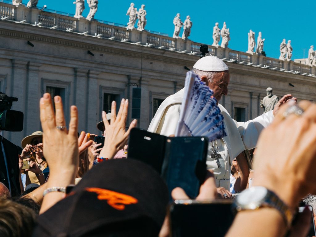 Papst Franziskus in der Menge