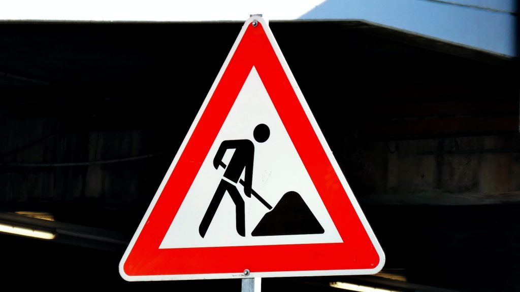 Verkehrsschild "Achtung Baustelle"
