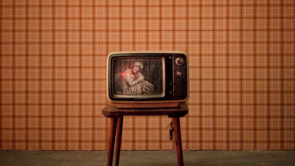 Alter Fernseher, auf dem ein Bild von Sophie Taeuber-Arp zu sehen ist