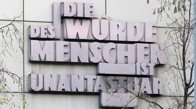 "Die Würde des Menschen ist unantastbar" - angebracht auf dem Frankfurter Landesgericht auf Initiative von Fritz Bauer
