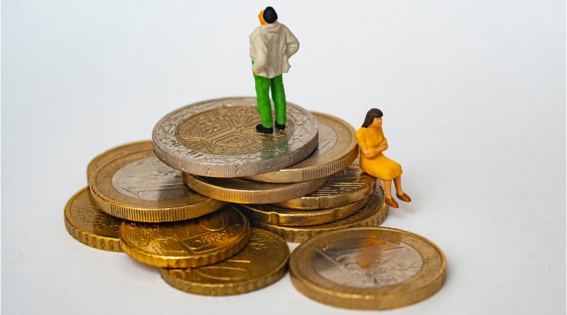Männliche Figure steht auf Stapel Geldmünzen, weibliche Figur sitzt eine Stufe weiter unten