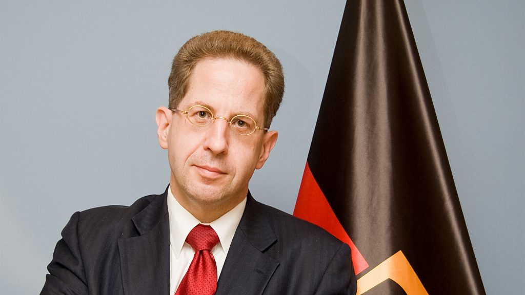 Hans-Georg Maaßen vor einer Deutschland-Fahne
