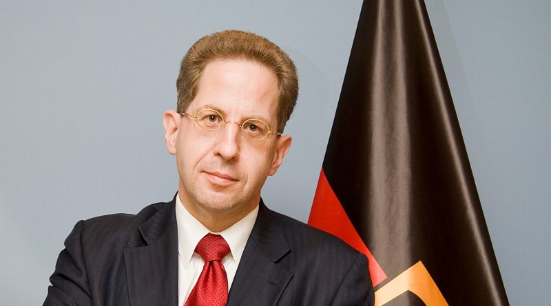 Hans-Georg Maaßen vor einer Deutschland-Fahne