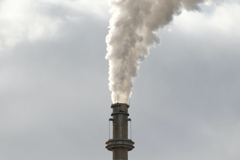 Rauch aus Schornstein einer Fabrik