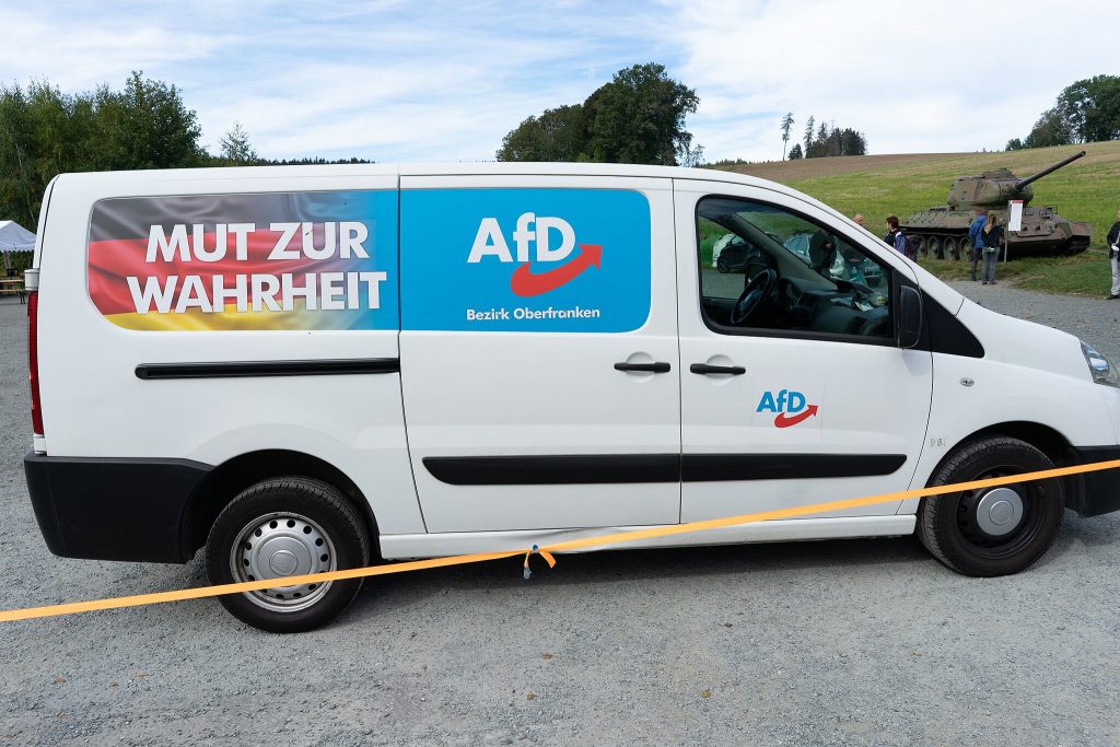 Weißes Auto mit AfD-Logo