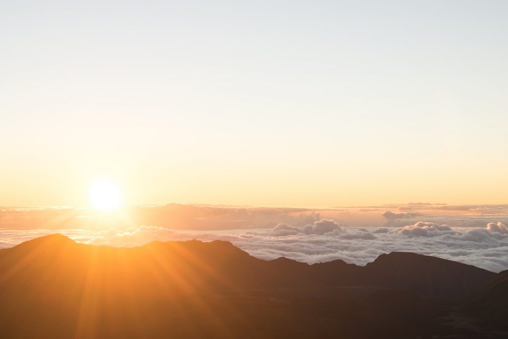 Aufgehende Sonne hinter einer Bergkette