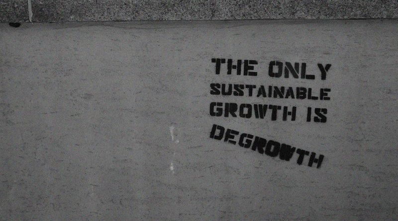 Schrift an einer Wand:: The Only Sustainable Growth is DeGrowth
