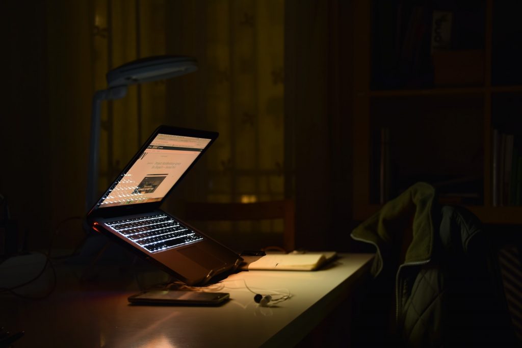 Beleuchteter Laptop in einem dunklem Zimmer