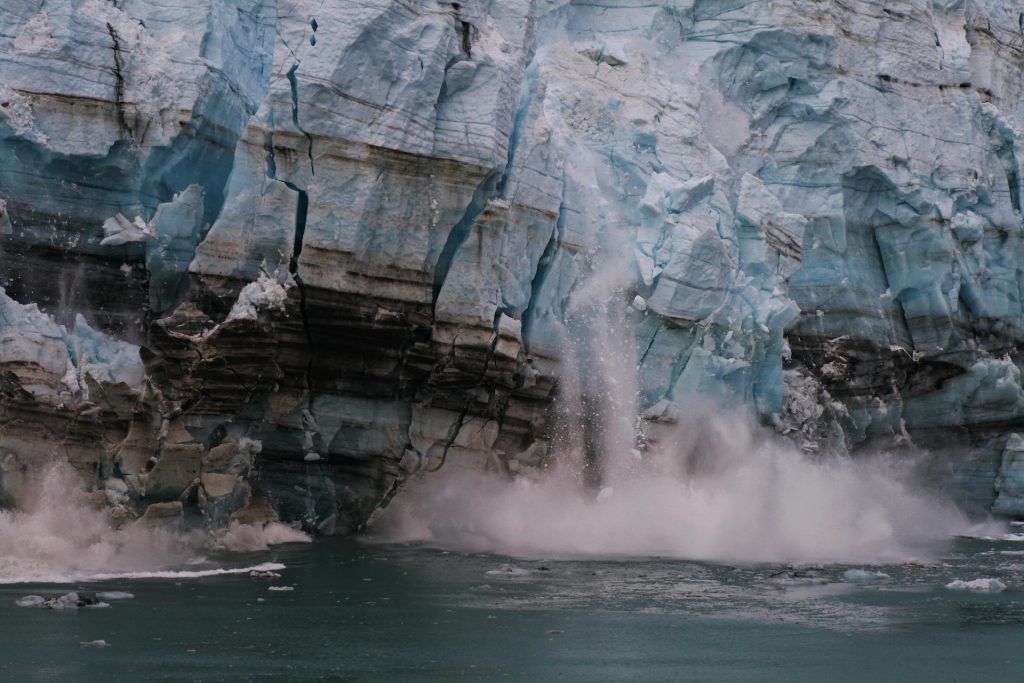 Eisberg bricht ins Meer
