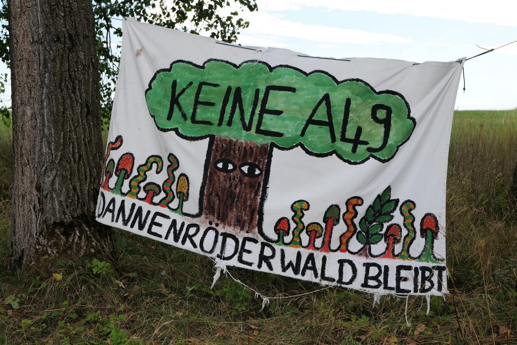 Demoplakat im Dannenröder Wald: "Keine A49 - Dannenröder Wald bleibt"