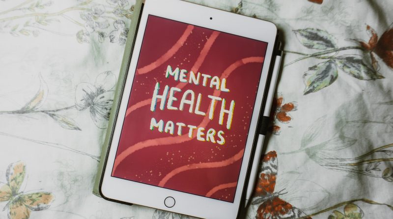 Tablet liegt auf eine hellen Bettdecke, auf dem Tablet steht "Mental Health matters"