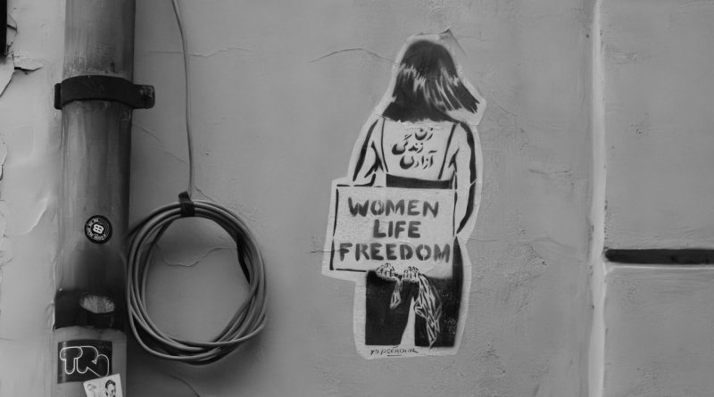 Sticker an einer Wand: "Women Life Freedom"
