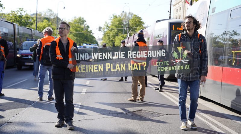 Aktivisten der Letzten Generation mit einem Banner auf der Straße: "Und wenn die Regierung keinen Plan hat?"