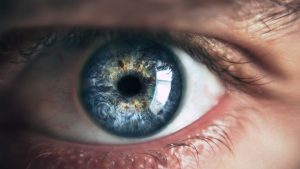 Auge mit einer Reflektion der Erde