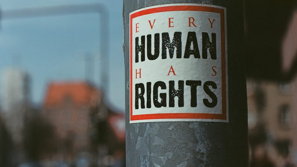 Aufkleber auf einem Metallpfosten: "Every Human Has Rights"