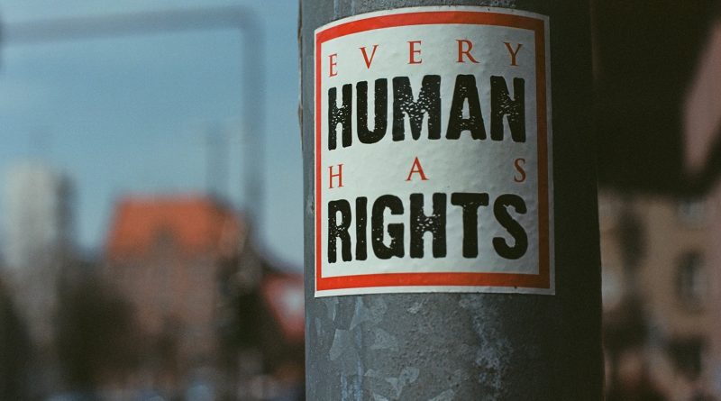 Aufkleber auf einem Metallpfosten: "Every Human Has Rights"