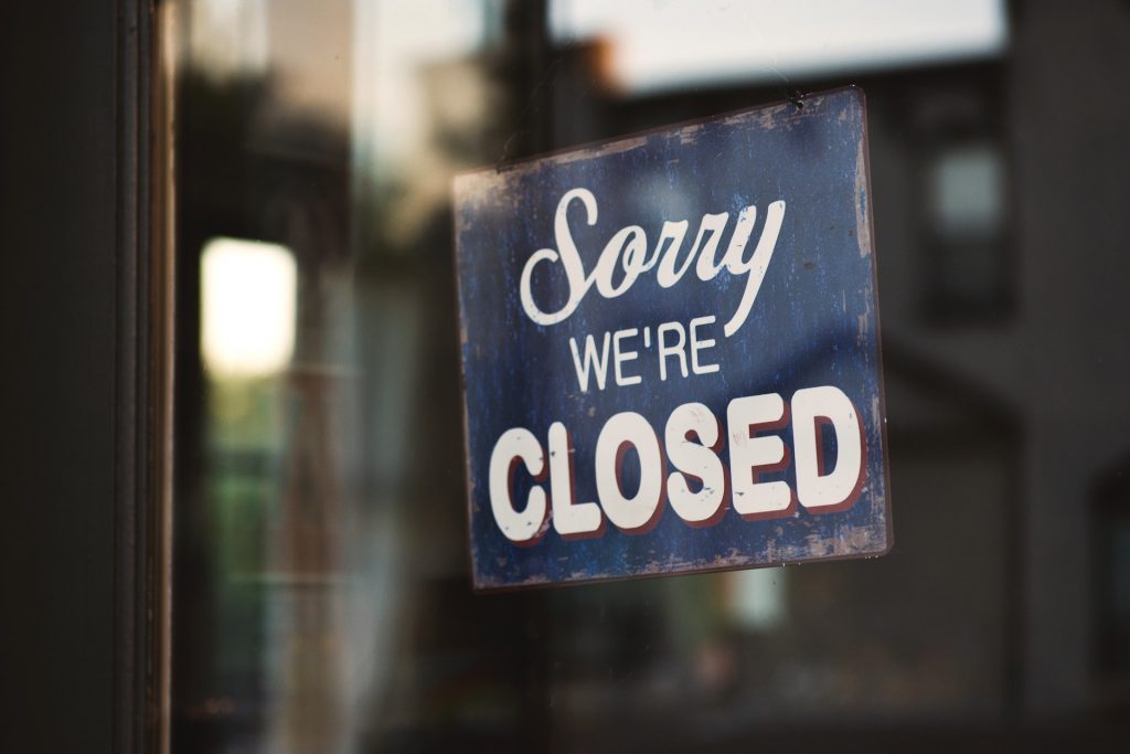Schild an einer Tür: "Sorry, we're closed"