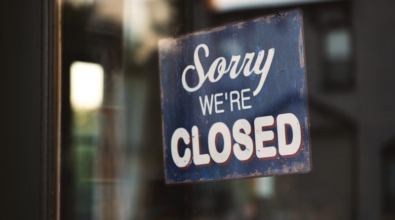 Schild an einer Tür: "Sorry, we're closed"