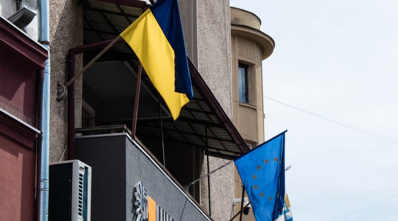 Die Flaggen der Ukraine und der EU auf einem Gebäude