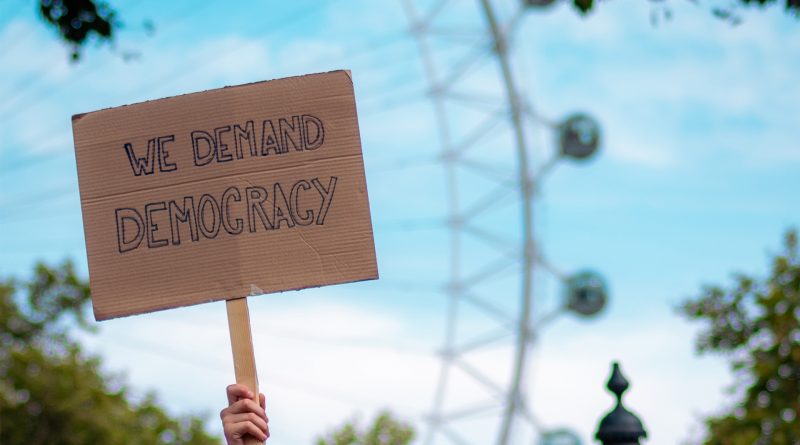 Demoschild mit der Aufschrift "We demand democracy"